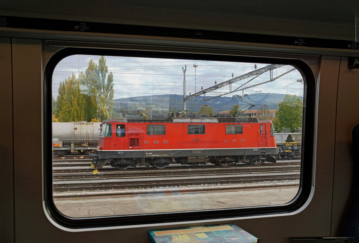 SBB: Am 9. Oktober 2017 in Delémont durchs ICN-Fenster fotografiert.
Re 430 353-3 auf den nächsten Einsatz wartend.
Foto: Walter Ruetsch 