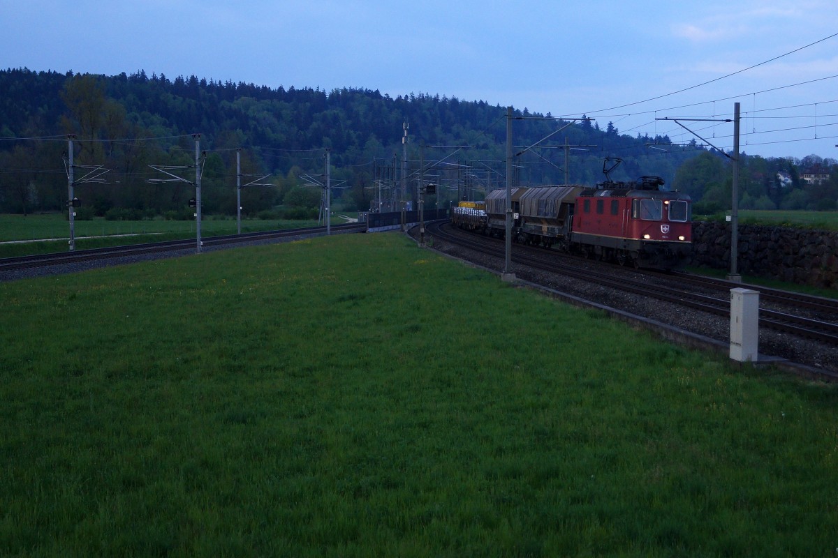 SBB: Auch in der Schweiz gibt es einen ALLWETTER-BAHNFOTOGRAFEN, der ab und zu bei sehr schlechter Witterung bis zum Einbruch der Abenddämmerung mit der Fotokamera unterwegs ist. Eine Re 420 beim Passieren der Fotostelle bei Roggwil am 28. April 2015 um 19.37 h mit einem langen gemischten Güterzug.
Foto: Walter Ruetsch