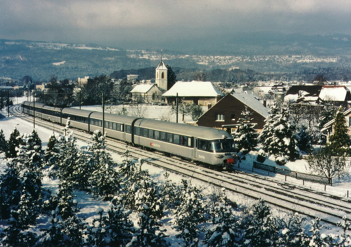 SBB: Bis vor dem endgültigen Aus Ende 2000, standen noch einige RAe TEE II als TGV-Zubringer auf der Strecke Bern - Frasne mit grauem Anstrich im Einsatz. Im Winter 1999 wurde die  GRAUE MAUS  bei Brügg fotografiert.
Foto: Walter Ruetsch 