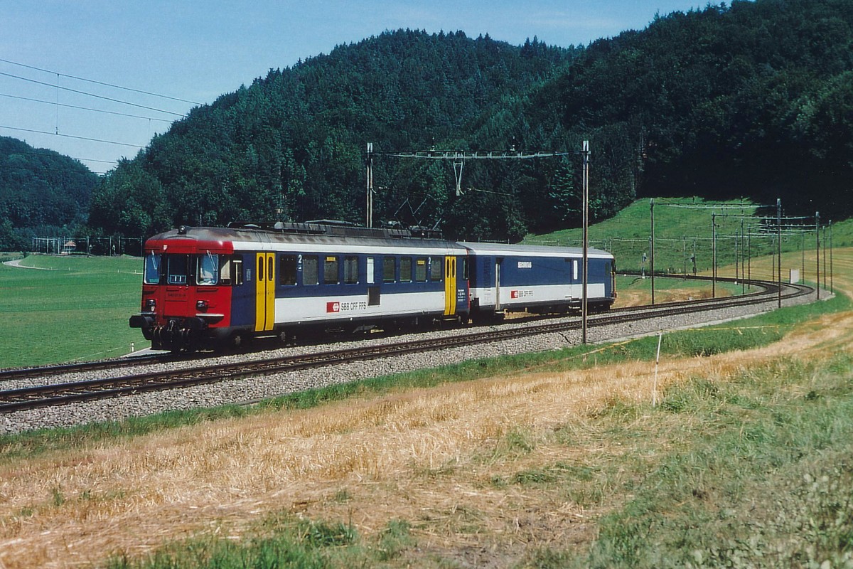 SBB: Der  GEFANGENENZUG  EINST UND JETZT. Im Juli 2004 mit dem RBe 4/4 54098-9 bei Wynigen. Zum Zeitpunkt der Ausrangierung beim Personenverkehr wurde auch diese spezielle RBe-Leistung gestrichen. Neu werden diese Züge mit einer Re 420 geführt.
Foto: Walter Ruetsch