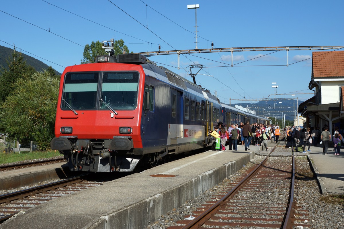 SBB: Der traditionelle Chaindon-Mark Reconvilier im Berner Jura wurde auch dieses Jahr wiederum von mehreren 10'000 Personen besucht. Da der Markt bestens von der Bahn erschlossen wird, reisten viele Marktbesucher aus den Agglomerationen Biel und Moutier mit der Bahn an. Fünfteiliger NPZ  KOLIBRI  mit dem RBDe 562 003-4 auf der Fahrt nach Moutier beim Zwischenhalt in Recovilier am 7. September 2015. Die KOLIBRIS sind während den letzten Jahren sehr selten geworden, da sie im Regionalverkehr durch DOMINOS und FLIRTS von Stadler verdrängt wurden und auf dieser Strecke werden normalerweise die roten RABe 526 Stadler GTW eingesetzt.
Foto: Walter Ruetsch  