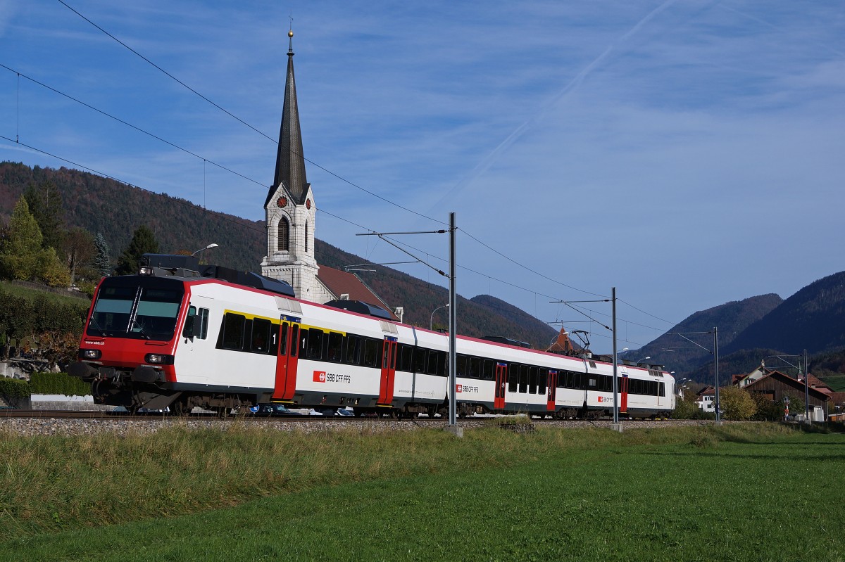 SBB: Die seit �ber 22 Jahren im Einsatz stehende RBDe 560 Kolibri/Domino verkehren seit dem Fahrplanwechsel 2013 nicht mehr zwischen Solothurn-HB und Sonceboz-Sombeval. Am 26. Oktober 2013 konnte noch ein Domino im planm�ssigen Dienst im Berner Jura vor der Kulisse der Kirche Court im Bilde festgehalten werden.
Foto: Walter Ruetsch