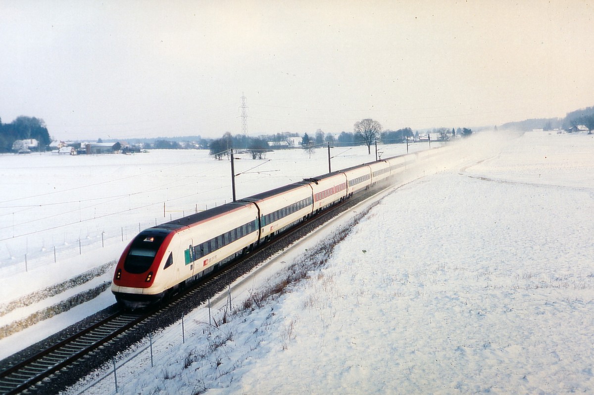 SBB: Doppeltraktion RABDe 500 ICN nach Lausanne bei Etziken unterwegs im Januar 2005, auf der im Jahre 2004 neu eröffneten Strecke Solothurn-Inkwil. Leider wurde wegen der hohen Geschwindigkeit der zweite Triebzug durch die Schneewolke verdeckt.
Foto: Walter Ruetsch