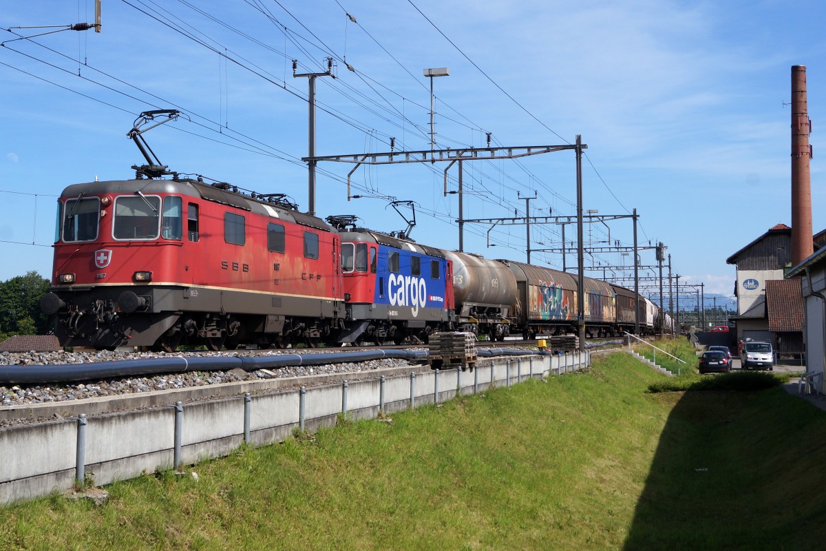 SBB: Doppeltraktion Re 420 11187 bei Muri am 26. Juni 2015.
Foto: Walter Ruetsch