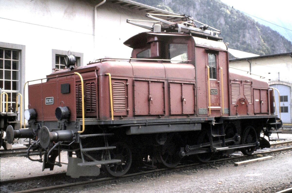 SBB Ee 3/4 Nr.16 302 in Erstfeld am 11.09.1980. Bei der Lokleitung hatte ich nach der Lok gefragt. Zur Antwort bekam ich, die steht im Schuppen - aber wir fahren die Lok in wenigen Stunden. Da können wir die auch gleich rausholen - und so geschah es. Die Bauarbeiten in der Schiebebühnengrube wurden unterbrochen und die Bauarbeiter hatten ein paar Minuten Pause und eine B-Rangierlok holte die Ee 3/4 aus dem Schuppen und stellte diese in die Sonne, mit den Stangen unten....Eine absolut nette Geste des schweizer Bahnpersonals.