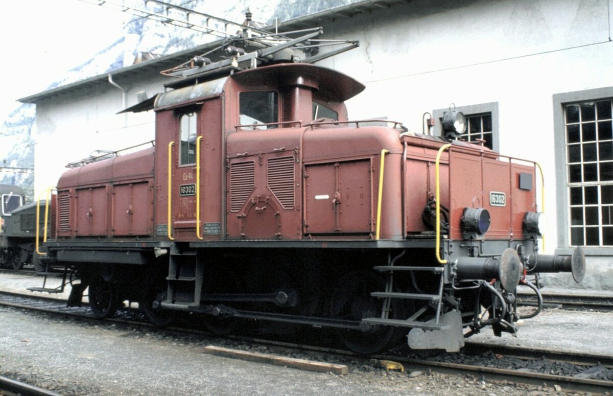 SBB Ee 3/4 Nr.16 302 in Erstfeld am 11.09.1980. Bei der Lokleitung hatte ich nach der Lok gefragt. Zur Antwort bekam ich, die steht im Schuppen - aber wir fahren die Lok in wenigen Stunden. Da können wir die auch gleich rausholen - und so geschah es. Die Bauarbeiten in der Schiebebühnengrube wurden unterbrochen und die Bauarbeiter hatten ein paar Minuten Pause und eine B-Rangierlok holte die Ee 3/4 aus dem Schuppen und stellte diese in die Sonne, mit den Stangen unten....Eine absolut nette Geste des schweizer Bahnpersonals.