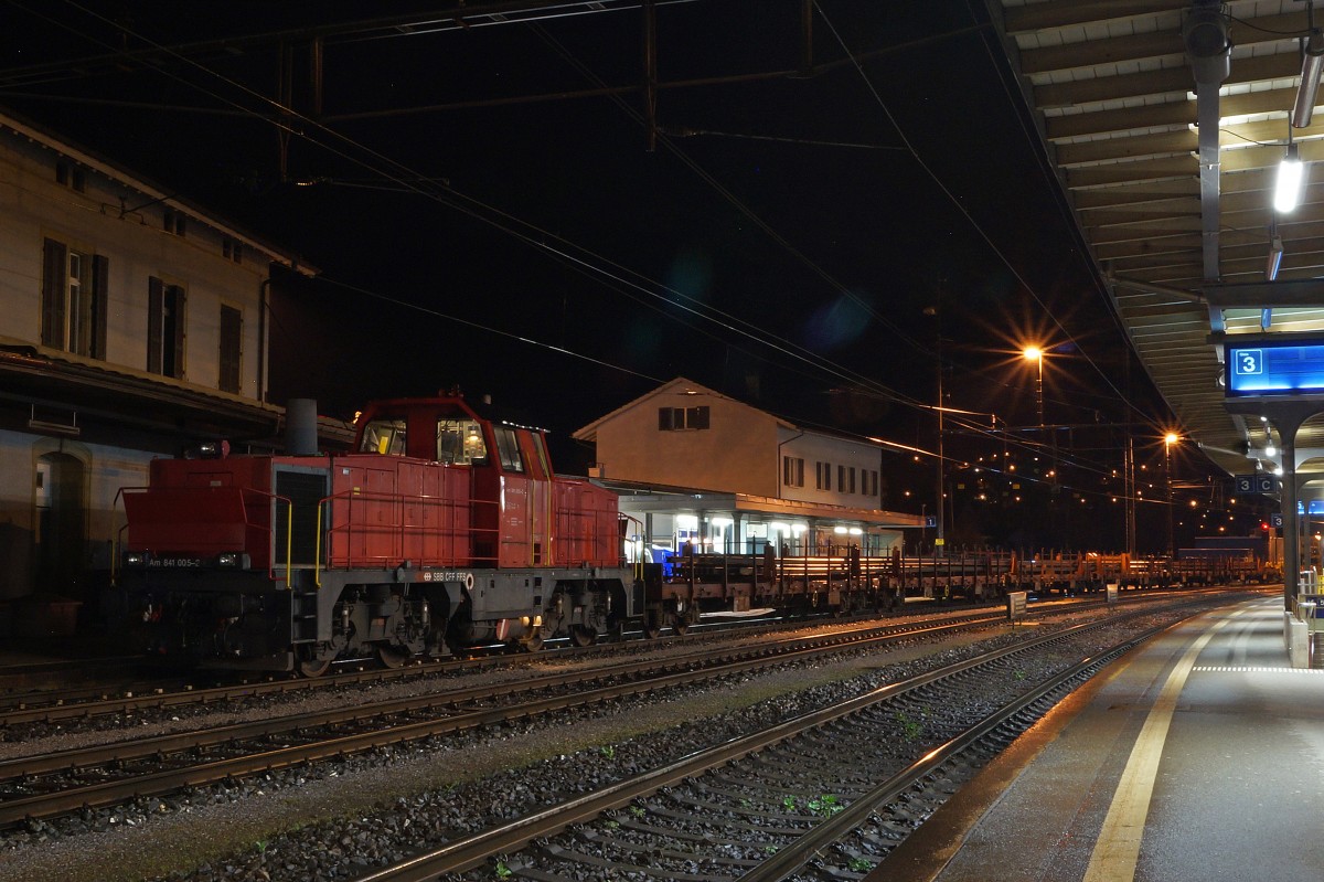 SBB: Ein schwerer Schienenzug mit der Am 841 005-2 am 11. April 2015 um 03.57 h  in Oensingen, kurz vor der Abfahrt auf die Baustelle.
Foto: Walter Ruetsch 