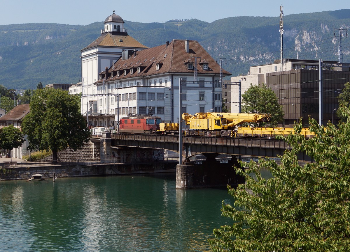 SBB: Eine Re 420 mit einem schweren Zugkran beim Passieren der Aarebr�cke Solothurn am 6. Juni 2015.
Foto: Walter Ruetsch