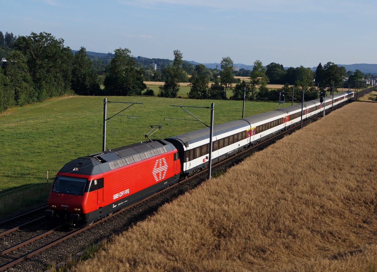 SBB: Einheitlich mit EW IV-Wagen formierten IR Bern-Olten mit der 460 022-7 bei Langenthal am 15. Juli 2015.
Foto: Walter Ruetsch