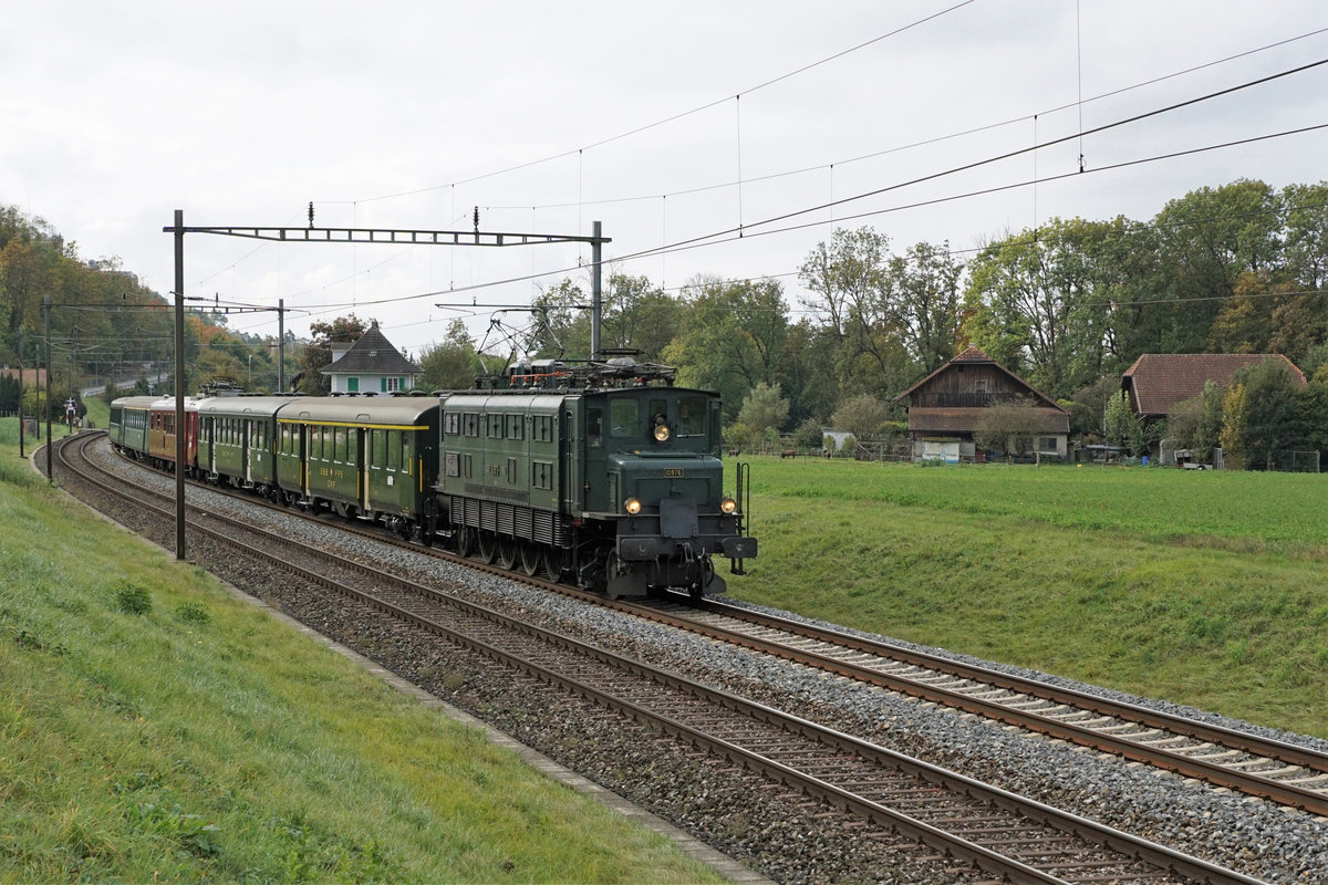 SBB Historic - Fahrt ins Blaue vom 17. Oktober 2020. Sonderfahrt Bern-Lausanne-Bern mit der Ae 4/7 10976 und den Wagen A 2251, B 5560, Wr 702, EW II A sowie EW I B bei Busswil.
Foto: Walter Ruetsch