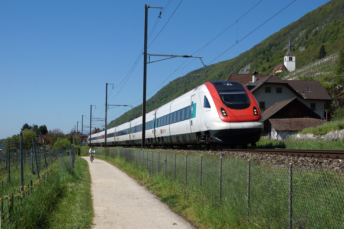 SBB: IC mit RABDe 500 (ICN) auf dem noch eingleisigen Streckenabschnitt unterwegs zwischen Ligerz und Twann am Auffahrtstag den 5. Mai 2016.
Foto: Walter Ruetsch  