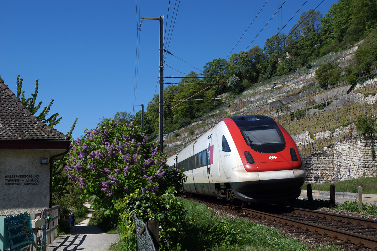 SBB: IC mit RABDe 500 (ICN) auf dem noch eingleisigen Streckenabschnitt unterwegs zwischen Ligerz und Twann am Auffahrtstag den 5. Mai 2016.
Foto: Walter Ruetsch  