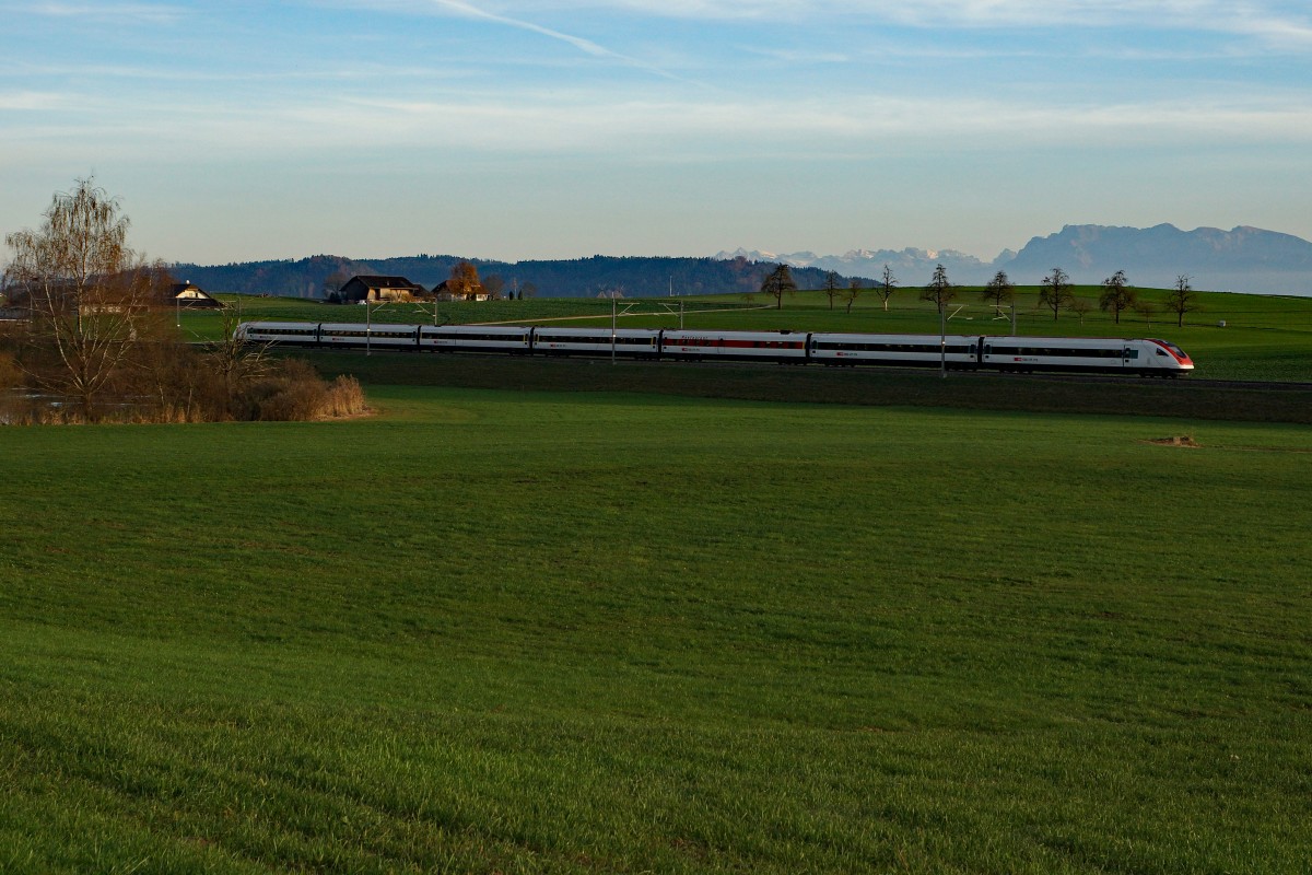 SBB: ICN während der Abenddämmerung bei Wauwil unterwegs am 10. November 2015.
Foto: Walter Ruetsch