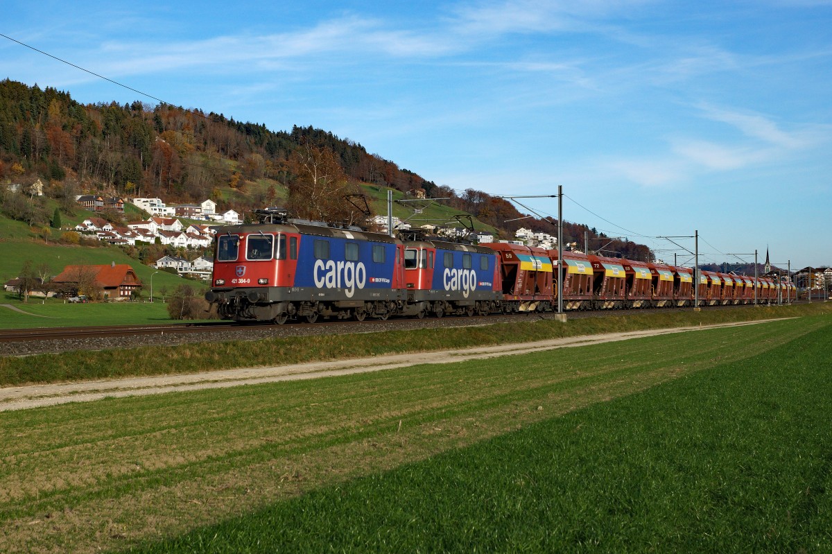 SBB: Kieszug mit Doppeltraktion Re 421 bei Egolzwil am 10. November 2015.
Foto: Walter Ruetsch