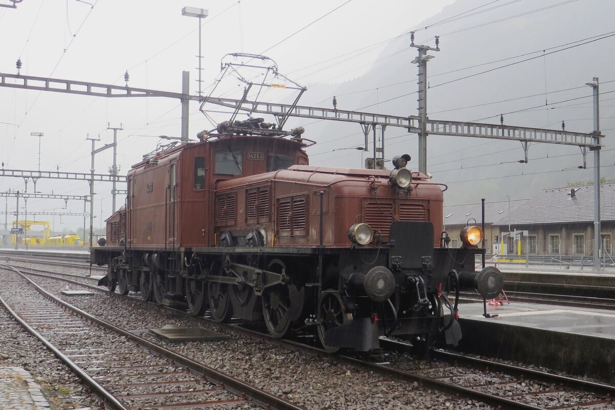 SBB Krokodil 14253 trotzt am 19 September 2021 der Regenfall in Erstfeld w�hrend der Erstedition von die Gottharder Bahntage.