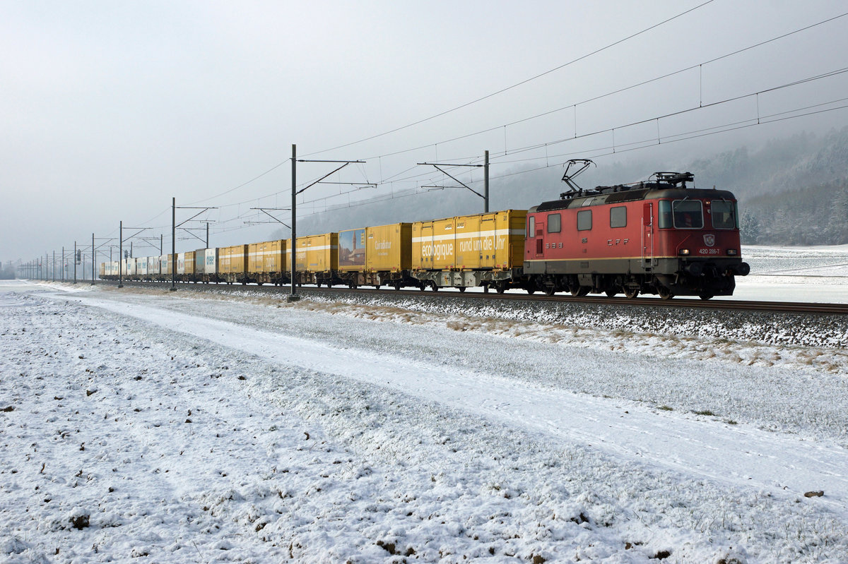 SBB: Langer Postzug nach H�rkingen zwischen Oensingen und Oberbuchsiten am 3. Januar 2017. Als Lokf�hrer der Re 420 286-7 stand der Bahnbildfotograf Simon B�ttikofer im Dienst.
Foto: Walter Ruetsch