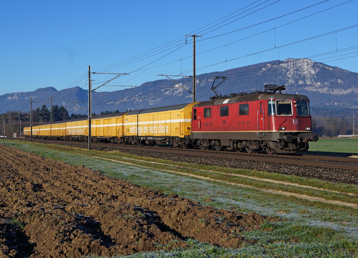 SBB: Paket Rekord bei der Post im Jahre 2014. Postzug mit vierachsigen Postwagen bei Deitingen auf der Fahrt zum Verteilzentrum H�rkingen am 23. Dezember 2014. Der Posttransport per Bahn wird in der Schweiz mit Postwagen und Bahncontainern, die auf Lastwagen verladen werden k�nnen, abgewickelt.
Foto Walter Ruetsch 