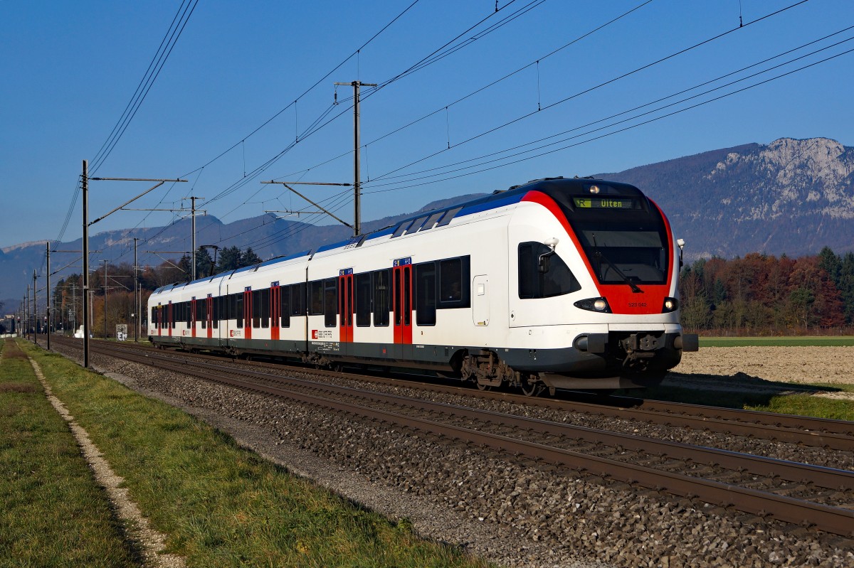 SBB: RABe 523 042 als Regionalzug Solothurn-Olten bei Deitingen am 10. November 2015.
Foto: Walter Ruetsch