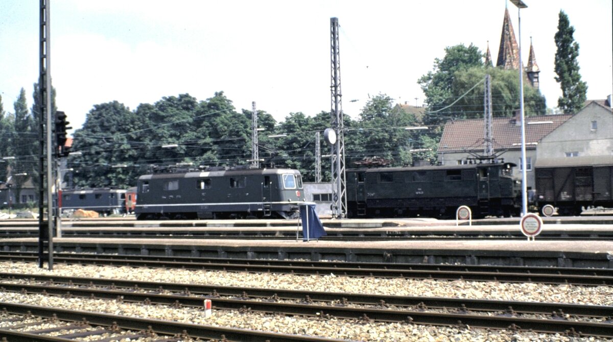 SBB Re 4/4 II mit ÖBB und DB Stromabnehmerwippe, sowie die ÖBB 1670.21 in Lindau Hafen am 15.08.1978.