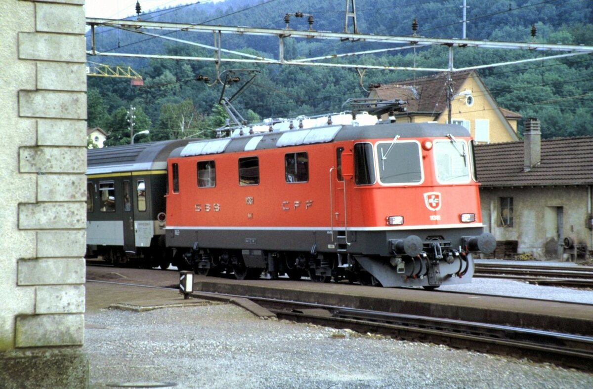 SBB Re 4/4 III Nr.11 381 in Turgi am 18.08.1984.