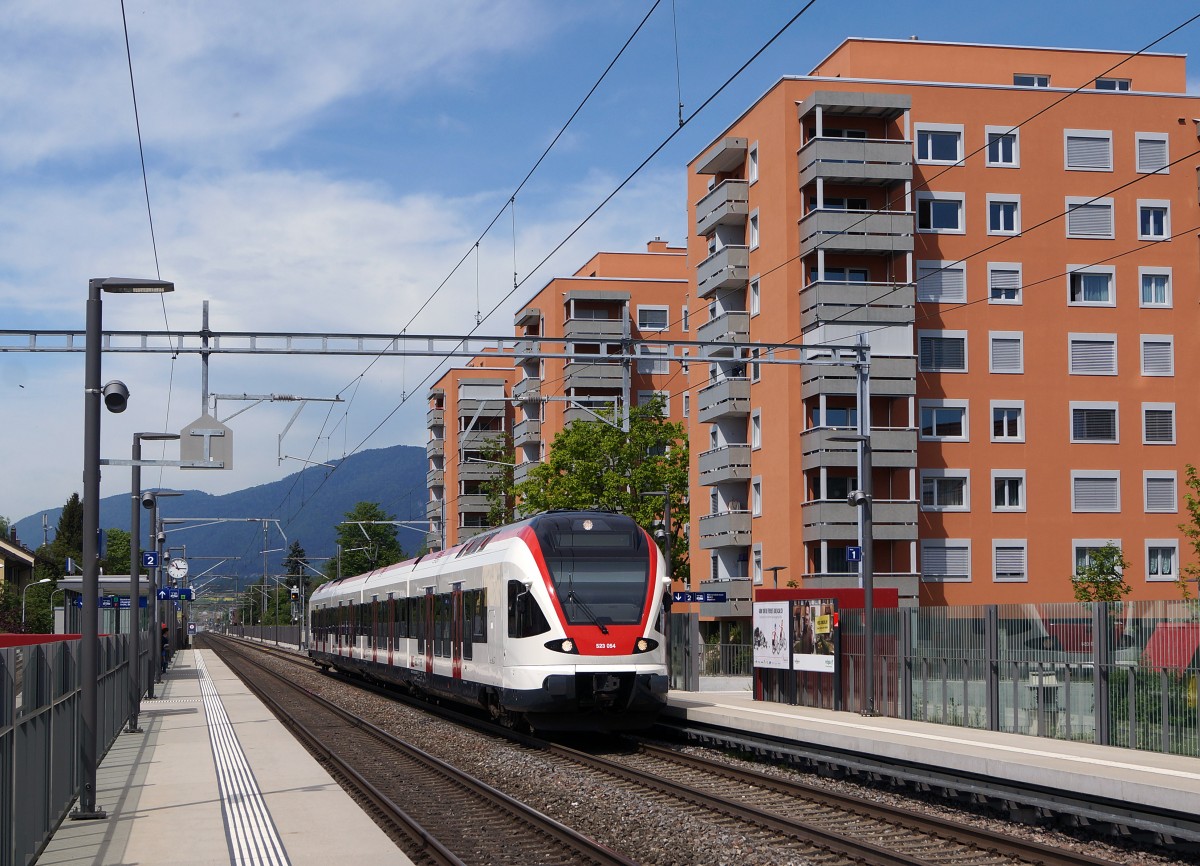 SBB: Regionalzug nach Solothurn mit dem RABe 523 054 FLIRT bei einem Zwischenhalt auf der neuen Haltestelle Solothurn Allmend am 8. Mai 2015.
Foto: Walter Ruetsch