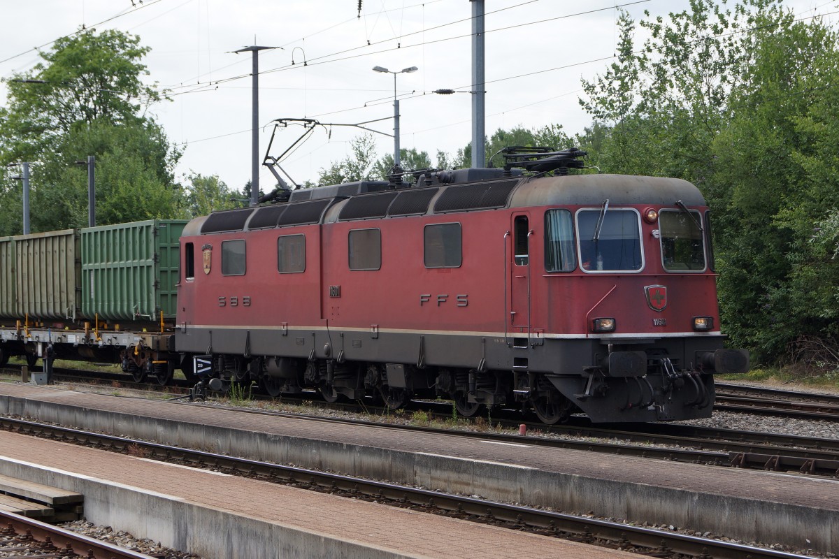 SBB: Sehr selten ist die Re 6/6 11601  WOLHUSEN  bei Gerlafingen unterwegs. Die nicht alltägliche Aufnahme ist am 8. Juli 2015 zwischen Wiler bei Utzenstorf und Gerlafingen entstanden. Bei der Serie 11601 bis 11602, die im Jahre 1972 in Betrieb gesetzt und anfänglich ausschliesslich am Gotthard eingesetzt wurde, handelt es sich um die zwei Prototypen mit geteiltem Kasten, analog der RhB Ge 6/6 701-707. 
Foto: Walter Ruetsch 