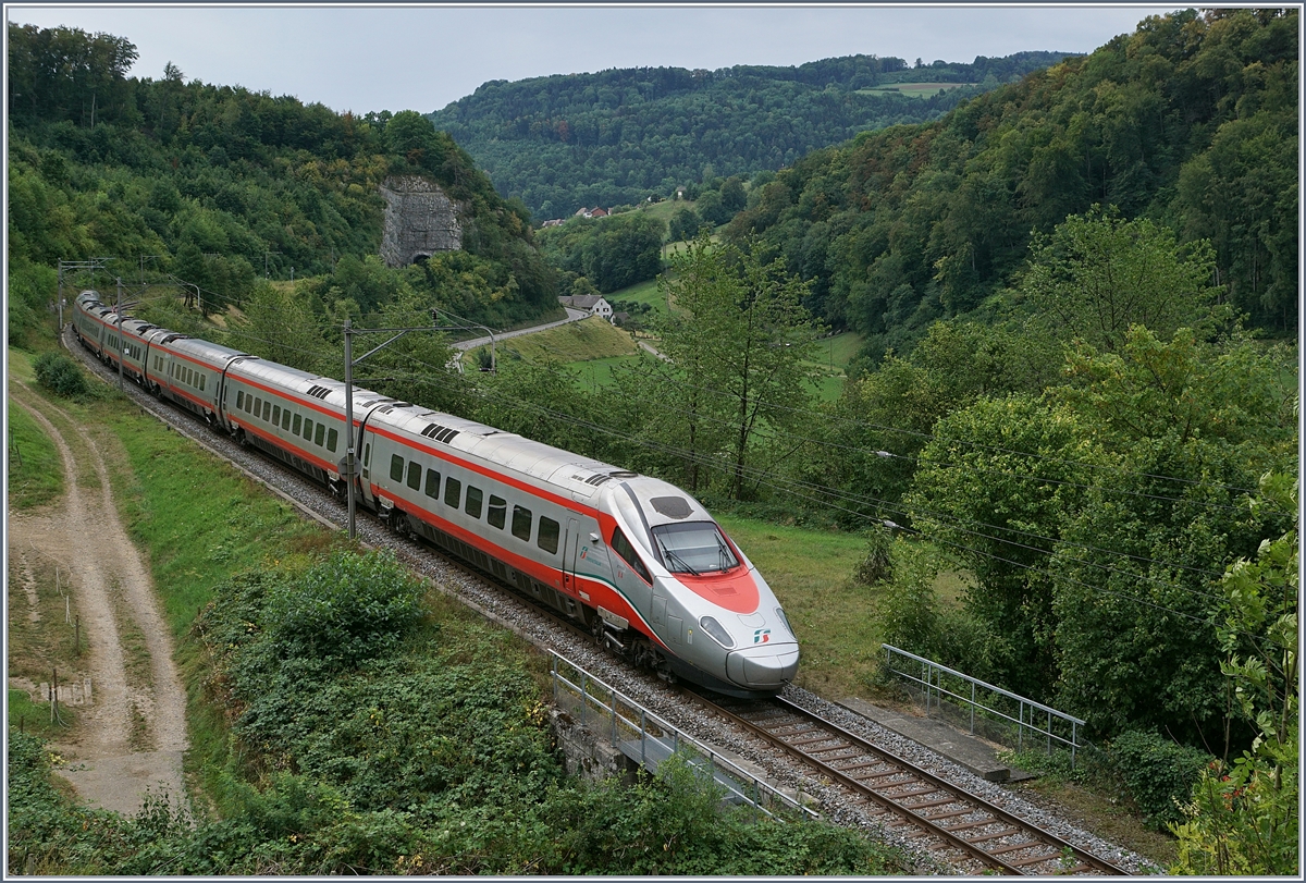 SBB Sommerfahrplan 2018: Der FS Trenitalia ETR 610 008 unterwegs von Milano nach Basel als EC 10050 zwischen Läufelfingen und Buckten auf der Alten Hauenstein Linie.
7. August 2018