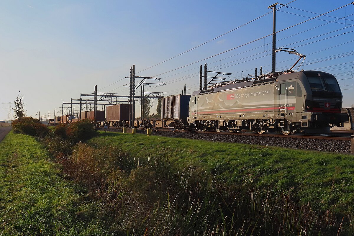 SBBCI 193 454 zieht am Abend von 24 Oktober 2024 der LInz-KLV durch Valburg nach Linz [AU]. Bis die neue X-Loas vectronen der SBBCI in Italien zugelassen sind, werden die an RCC/�BB vermietet.