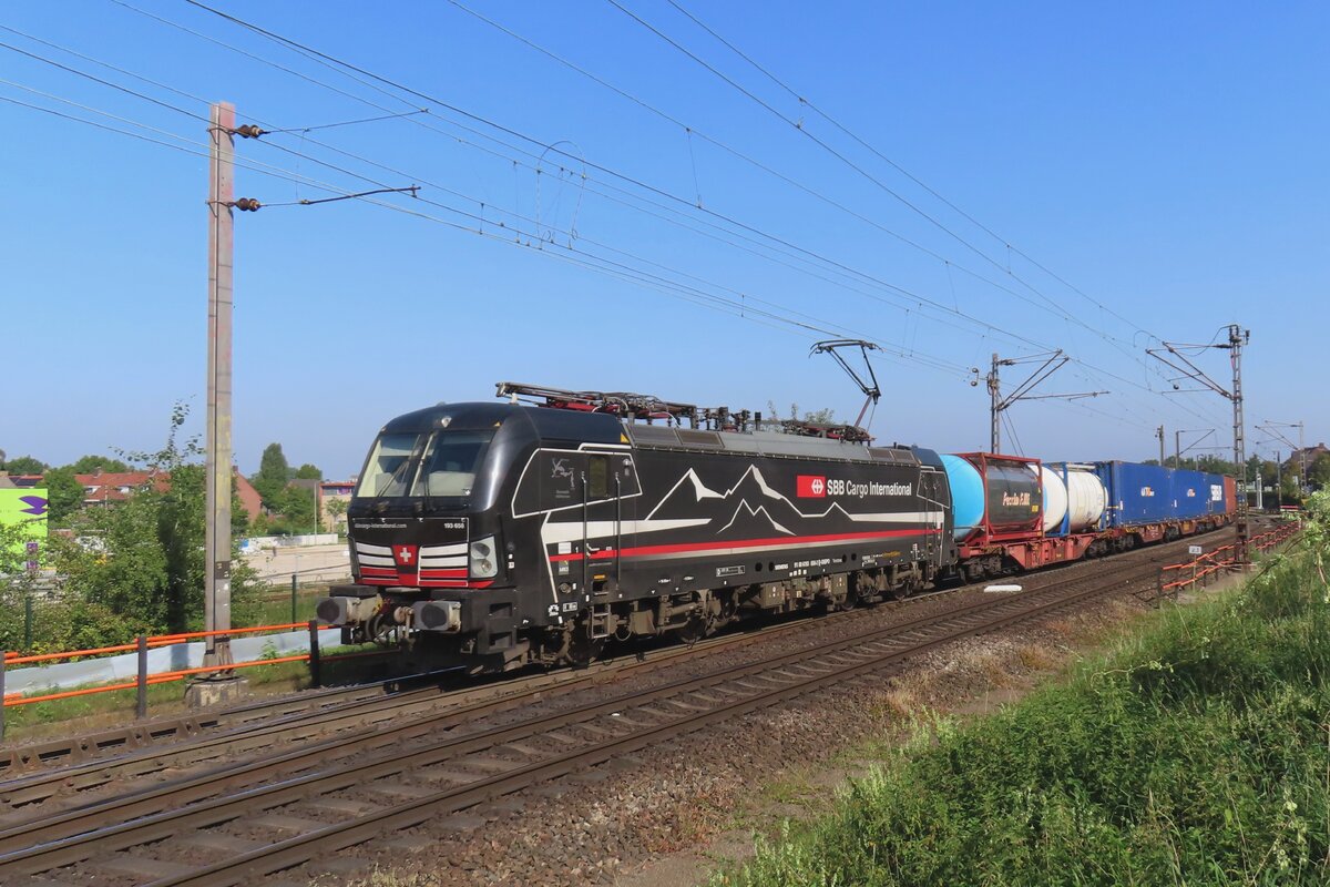 SBBCI 193 658 schleppt ein KLV durch Venlo Vierpaardjes ins Deutschalnd. In weniger Jahre soll dieser Fotostelle verschwunden sein weil die Bahn�bergang beiVierpaardjes durch ein Tunnel ersetzt werden soll.