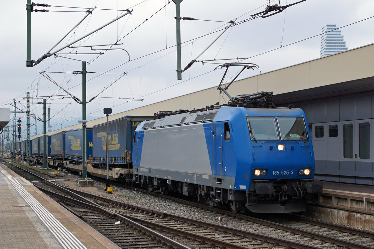SBB/DB: Die blaue 185 525-3 beim Passieren des Badischen Bahnhofs Basel am 1. April 2016.
Foto: Walter Ruetsch