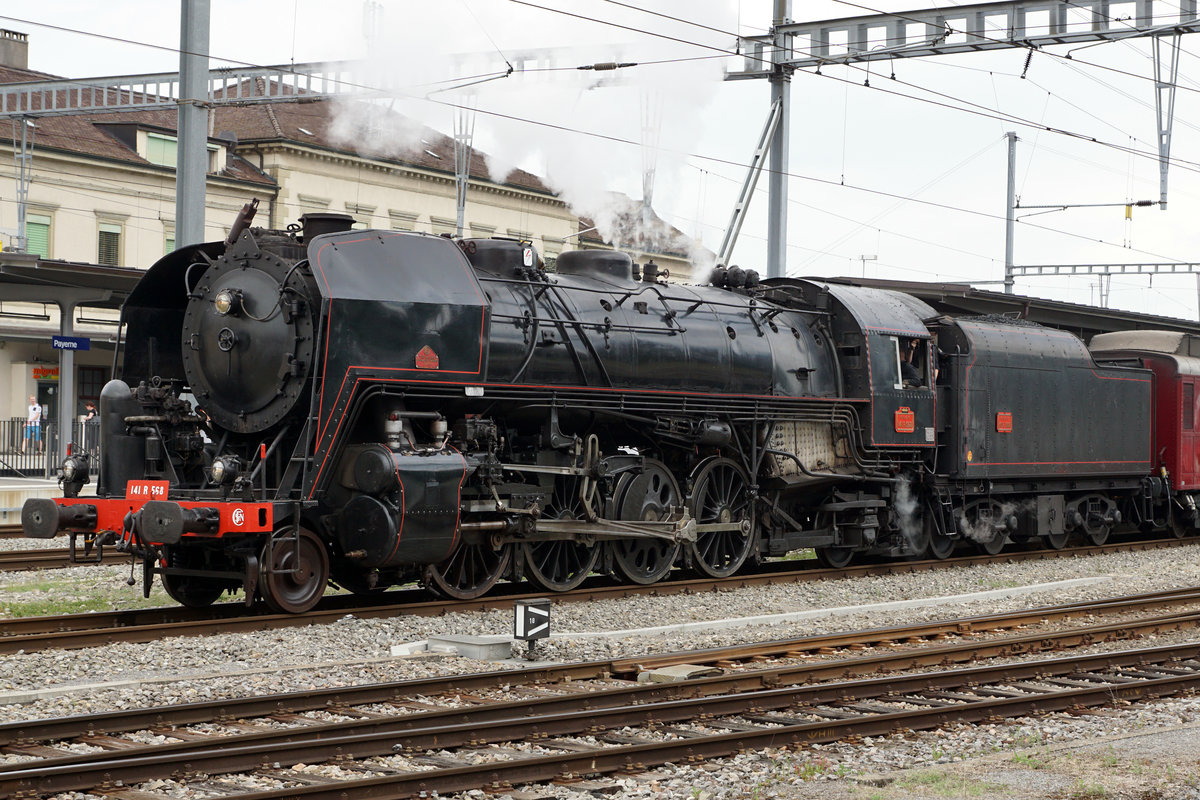 SBB/S.N.C.F: Grosser Bahnhof Payerne vom 24. Juni 2017.
Zwischenhalt des Extrazuges mit der frisch aufgearbeiteten VALLORBE S.N.C.F 141.R.568. 
Foto: Walter Ruetsch   
