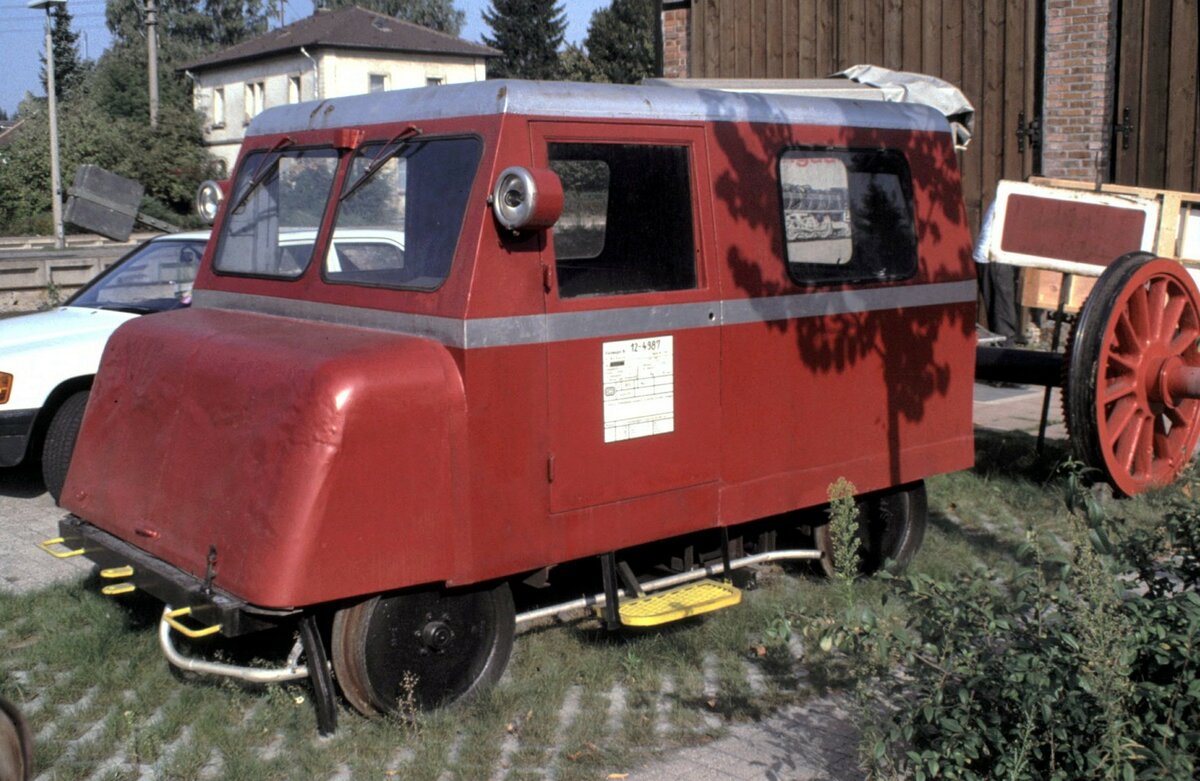 Schienendraisine 12-4987 in Sinsheim (Bahnhof) im September 1992.