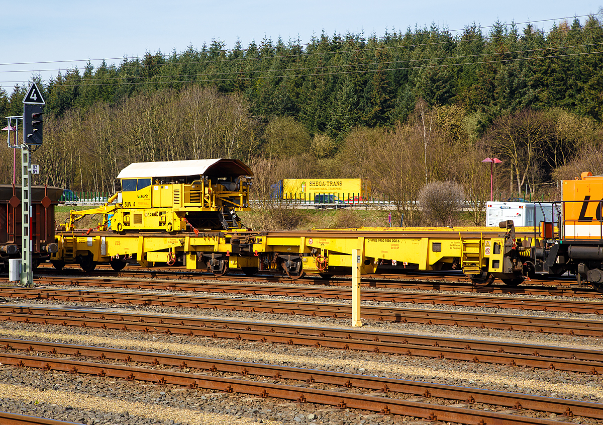 
Schienenladewagen (bzw. Schienenlegewagen, oder Rutschenwagen) SLW 4, (Schweres Nebenfahrzeug Nr. D-VMRS 99 80 9550 002-6, ex 97 30 08 904 57-3), mit dem ROBEL Schienenmanipulator (Ladekran) vom Typ SILAD 40.61, von Vossloh Rail Service (Leipzig), ex Stahlberg Roensch Leipzig, abgestellt am 25.03.2017 beim ICE-Bahnhof Montabaur.

Die beiden gekuppelten Wagen wurden aus alten brauchbaren 2-achsigen Güterwagenfahrgestellen bei MAS in Guben 2004 (MAS 003/04) aufgebaut. Der Ladekran ist ein Produkt der Fa. Robel. vom Typ SILAD 40.61, dieser wurde 2005 unter der Maschinen-Nr. 40.61 -SM 43 -0007 gebaut. 

TECHNISCHE DATEN der Wagen (jeweils):
Spurweite: 1.435 mm
Anzahl der Achsen: 2
Laufraddurchmesser: 1.000 mm
Achsabstand: 8.000 mm
Länge über Puffer: 12.040 mm
Höchstgeschwindigkeit (Hg): 120 km/h
Bremse: KE-GP
Handbremse: ja

Der ROBEL Schienenmanipulator (Ladekran) vom Typ SILAD 40.61 zum Schienenladewagen (bzw. Schienenlegewagen) SLW 4, (Schweres Nebenfahrzeug Nr. D-VMRS 99 80 9550 002-6, ex 97 30 08 904 57-3) von Vossloh Rail Service (Leipzig), ex Stahlberg Roensch Leipzig, abgestellt am 25.03.2017 beim ICE-Bahnhof Montabaur. 

Der ROBEL Schienenladezugeinrichtung-Portalkran SILAD  40.61 – SM 43 wurde 2005 von der ROBEL Bahnbaumaschinen GmbH (Freilassing) unter der Maschinen-Nr. 40.61 -SM 43 -0007 gebaut.

Wie man sieht ist der ROBEL Schienenmanipulator auch ein eigenständiges Schienenfahrzeug, mit einer Spurweite von 2.864 mm, welches auf den Schienenladewagen (zwei Rutschenwagen) und der nachfolgenden Langschienentransporteinheit der Bauart Robel (auf 4-achsigen Drehgestellwagen der Gattung Skks) fährt.