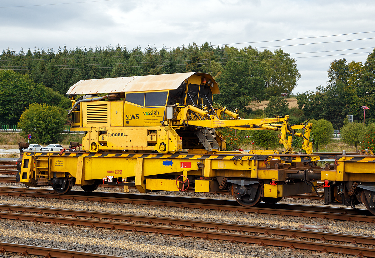
Schienenladewagen  SLW 5 (bzw. Schienenlegewagen, oder Rutschenwagen),  Schweres Nebenfahrzeug Nr. D-VMRS 99 80 9550 003-4, der Vossloh Rail Service, abgestellt am 02.09.2019 beim ICE-Bahnhof Montabaur. Der SLW 5 besteht aus zwei Rutschenwagen mit darauf befindlichen ROBEL Schienenmanipulator (Ladekran) vom Typ SILAD 40.61.

TECHNISCHE DATEN der Wagen (jeweils):
Spurweite: 1.435 mm
Anzahl der Achsen: 2
Laufraddurchmesser: 1.000 mm
Achsabstand: 8.000 mm
Länge über Puffer: 12.040 mm
Höchstgeschwindigkeit (Hg): 120 km/h
Kleinster befahrbarer Gleisbogen: R = 80 m
Bremse: KE-GP
Handbremse: ja

Wie man sieht ist der ROBEL Schienenmanipulator auch ein eigenständiges Schienenfahrzeug, mit einer Spurweite von 2.864 mm, welches auf den Schienenladewagen (zwei Rutschenwagen) und der nachfolgenden Langschienentransporteinheit der Bauart Robel (auf 4-achsigen Drehgestellwagen der Gattung Skks) fährt.

