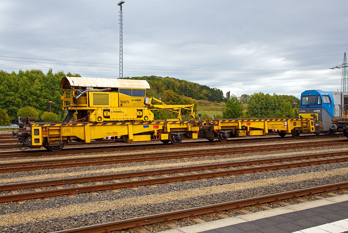 
Schienenladewagen  SLW 5 (bzw. Schienenlegewagen, oder Rutschenwagen),  Schweres Nebenfahrzeug Nr. D-VMRS 99 80 9550 003-4, der Vossloh Rail Service, abgestellt am 02.09.2019 beim ICE-Bahnhof Montabaur. Der SLW 5 besteht aus zwei Rutschenwagen mit darauf befindlichen ROBEL Schienenmanipulator (Ladekran) vom Typ SILAD 40.61.

TECHNISCHE DATEN der Wagen (jeweils):
Spurweite: 1.435 mm
Anzahl der Achsen: 2
Laufraddurchmesser: 1.000 mm
Achsabstand: 8.000 mm
Länge über Puffer: 12.040 mm
Höchstgeschwindigkeit (Hg): 120 km/h
Kleinster befahrbarer Gleisbogen: R = 80 m
Bremse: KE-GP
Handbremse: ja

Wie man sieht ist der ROBEL Schienenmanipulator auch ein eigenständiges Schienenfahrzeug, mit einer Spurweite von 2.864 mm, welches auf den Schienenladewagen (zwei Rutschenwagen) und der nachfolgenden Langschienentransporteinheit der Bauart Robel (auf 4-achsigen Drehgestellwagen der Gattung Skks) fährt.
