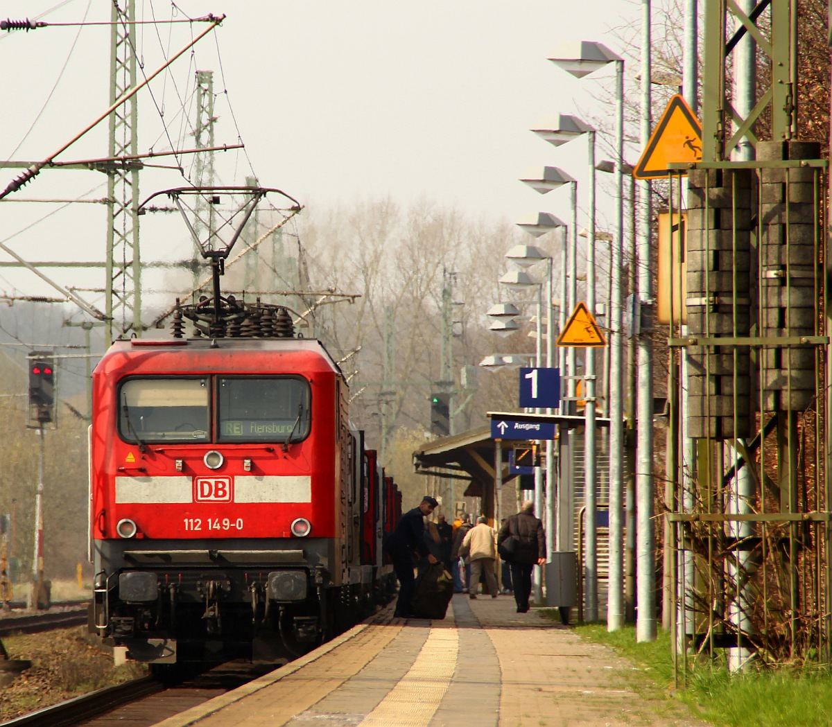 Schleswig Holstein Express RE 21066 mit Schublok 112 149-0 beim Halt in Schleswig. 26.03.2012