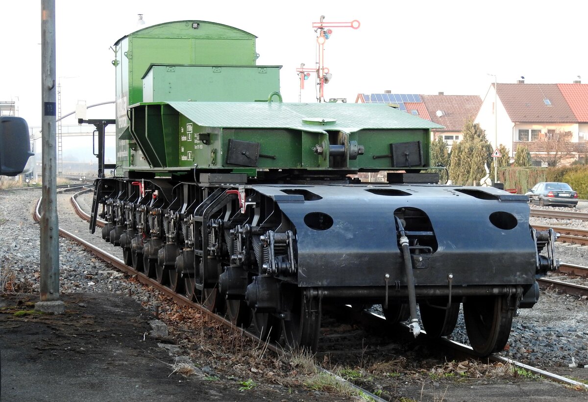 Schnabeltragwagen leeres Drehgestell zur Aufnahme des Tragschnabels, 996 0 005-0 der K�bler Spedition in V�hringen am 05.12.2015.