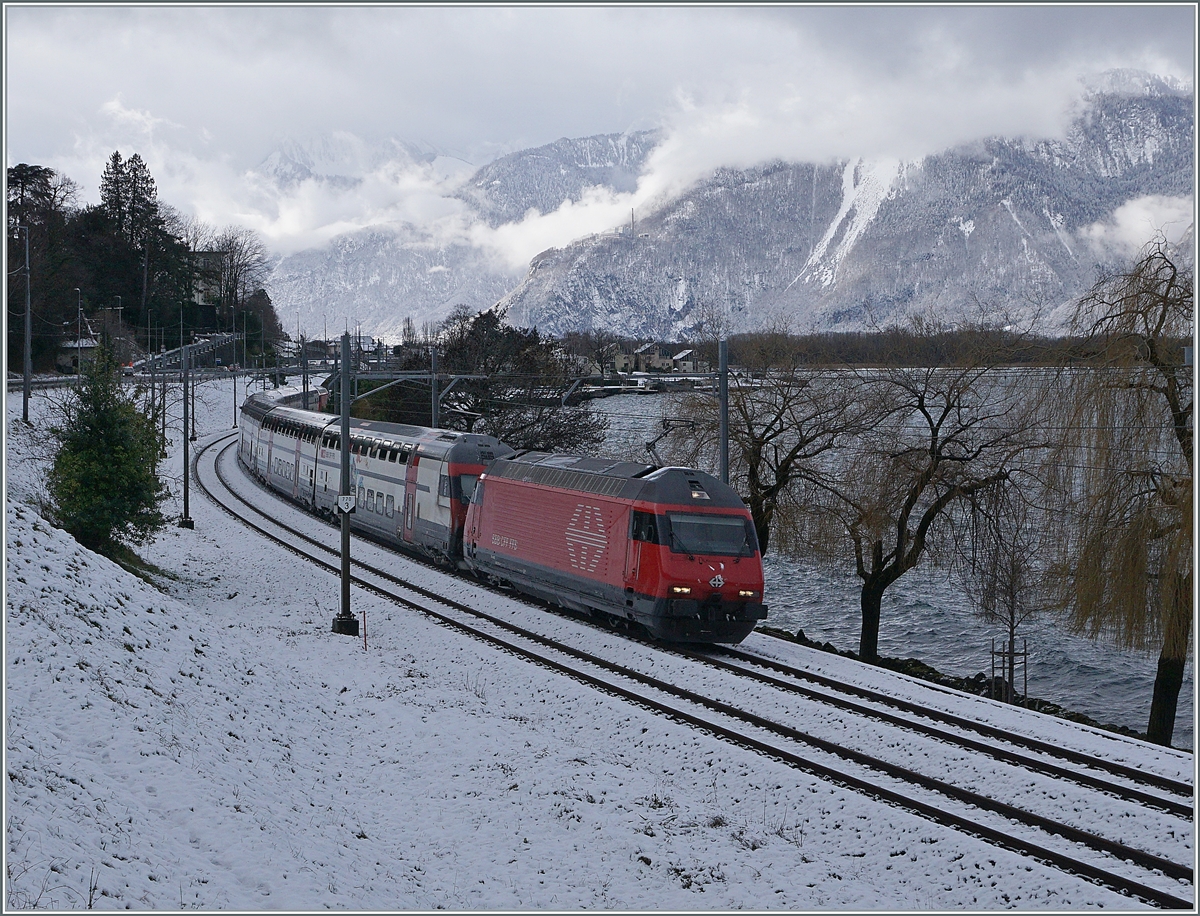 Schnee am Ufer des Genfer Sees ist relativ selten und wenn dann schmilzt er durch die Wärme des Sees recht rasch. Somit nutzte ich bei einem kleine Spaziergang sozusagen jede Flocke um die zumindest augenscheinlich winterliche Stimmung festzuhalten. 

Gleich mit zwei Re 460 ist ein IR90 von Birg nach Genève Aéroport kurz nach Villeneuve unterwegs

25. Januar 2021