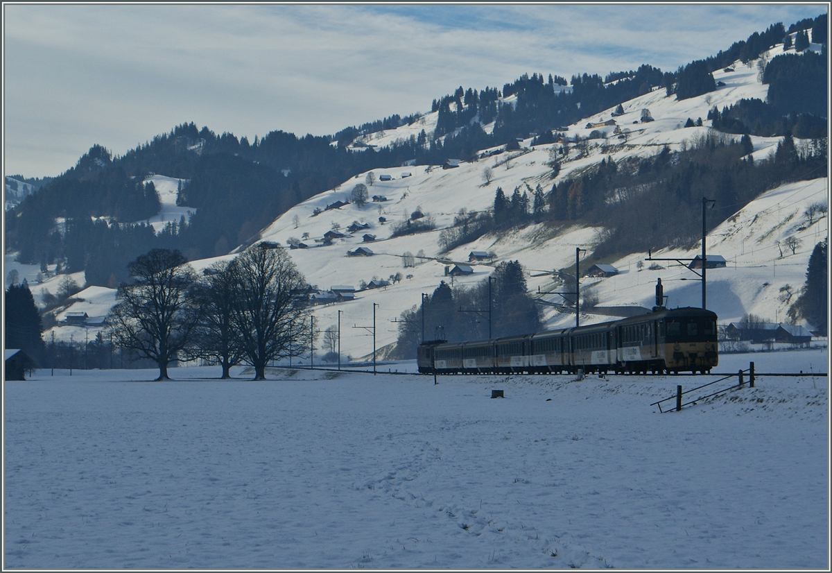 Schnee von Gestern: eine BLS Re 4/4 zieht bei Boltigen ihren  GoldenPass  RE von Interlaken nach Zweisimmen.
5. Dez. 2013