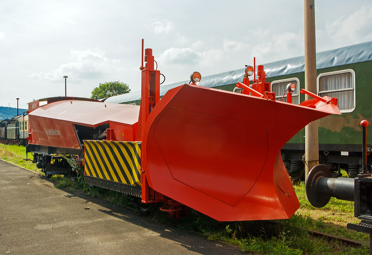 
Schneepflug der Bauart 850, Schweres Nebenfahrzeug Nr. 40 80 947 5 203-2 der DB Netz AG - Maschinenpool, am 24.08.2013 im Dampflokwerk Meiningen. 

Hergestellt wurde er 1993 im RAW Meiningen unter der Fabriknummer 004/1993.

Als Ersatz für die 1992 noch vorhandenen 21 alten Klima-Schneepflüge BA 844 und 845 beauftragte die DB BZA Minden die Zentralstelle für Wagentechnik der DR in Delitsch einen funkferngesteuerten Schneepflug ohne eigenen Antrieb zu entwickeln. Anfang 1993 wurde der Prototyp an die DB geliefert. Die Räumtechnik vom Typ PB 2000 wurde von der Fa. Beilhack geliefert, der wagentechnische Teil wurde vom RAW Meinigen gebaut. Dies war dann bei den folgenden 5 Fahrzeugen auch so.

Zweiachsiges Fahrgestell mit fest angebautem Kombinationsschneepflug PB 2000 von Beilhack, der sowohl als Keilpflug als auch als rechts bzw. links räumender Seitenpflug einsetzbar ist. Er ist kombinierbar mit seitlich ausschwenkbaren Seitenpflügen. Zudem befindet sich auf dem Fahrgestell ein von einem Kleindieselmotor angetrieben Hydraulikaggregat für die Bedienhydraulik, Ballastgewicht und Schneestaub- abweisender Verkleidung.    

Technische Daten:
Räumbreite mit eingefahrenen Seitenflügeln:  3,05 m      
Räumbreite mit ausgefahrenen Seitenflügeln:  6,20 m      
Länge über Puffer:  12.900 mm   
Gewicht der  Räumtechnik: ca. 8 t  
Eigengewicht:  40 t      
Höchstgeschwindigkeit: 120 km/h, vorangestellt (geschoben) von 80 km/h. 
Kleister befahrbarer Radius: 120 m