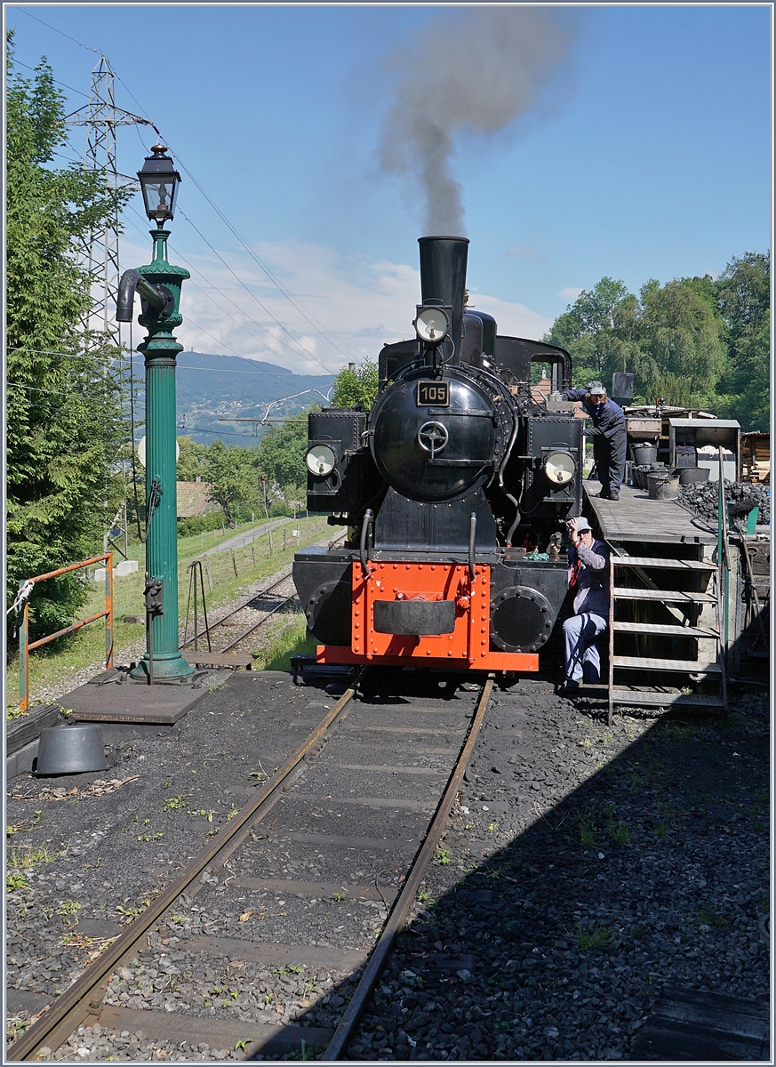 Schon am frühen Morgen bei der Ankunft des ersten Zuges in Chaulin dampft die Blony - Chamby Bahn G 2x 2/2 105 friedlich vor sich hin, die Dampflok wird die Traktion einiger Nachmittagszüge übernehmen. 

13. Juni 2020