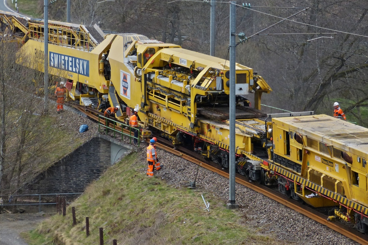Schwellentransportschlitten 1, legt die neuen Schwellen auf dem Transportband der Arbeitsmaschine ab, f�hrt dan einige Meter zur�ck..  Drauffelt 09.04.2021