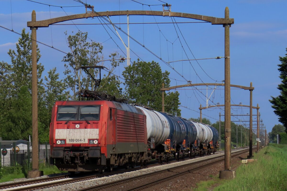 Sechs Kesselwagen wurde am 5 Juni 2024 von 189 084 bei Hulten gezogen. 