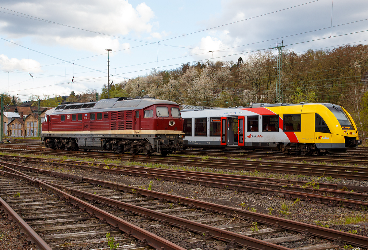 
Sehr gegensätzlich..........
Die „Ludmilla“ 232 088-5 (92 80 1232 088-5 D-EFW) der EfW-Verkehrsgesellschaft mbH, Frechen, und dahinter der VT 501(95 80 1648 101-1 D-HEB / 95 80 1648 601-0 D-HEB) ein Alstom Coradia LINT 41 der neuen Generation / neue Kopfform der HLB (Hessische Landesbahn GmbH), stehen am 23.04.2016 in Betzdorf/Sieg.
