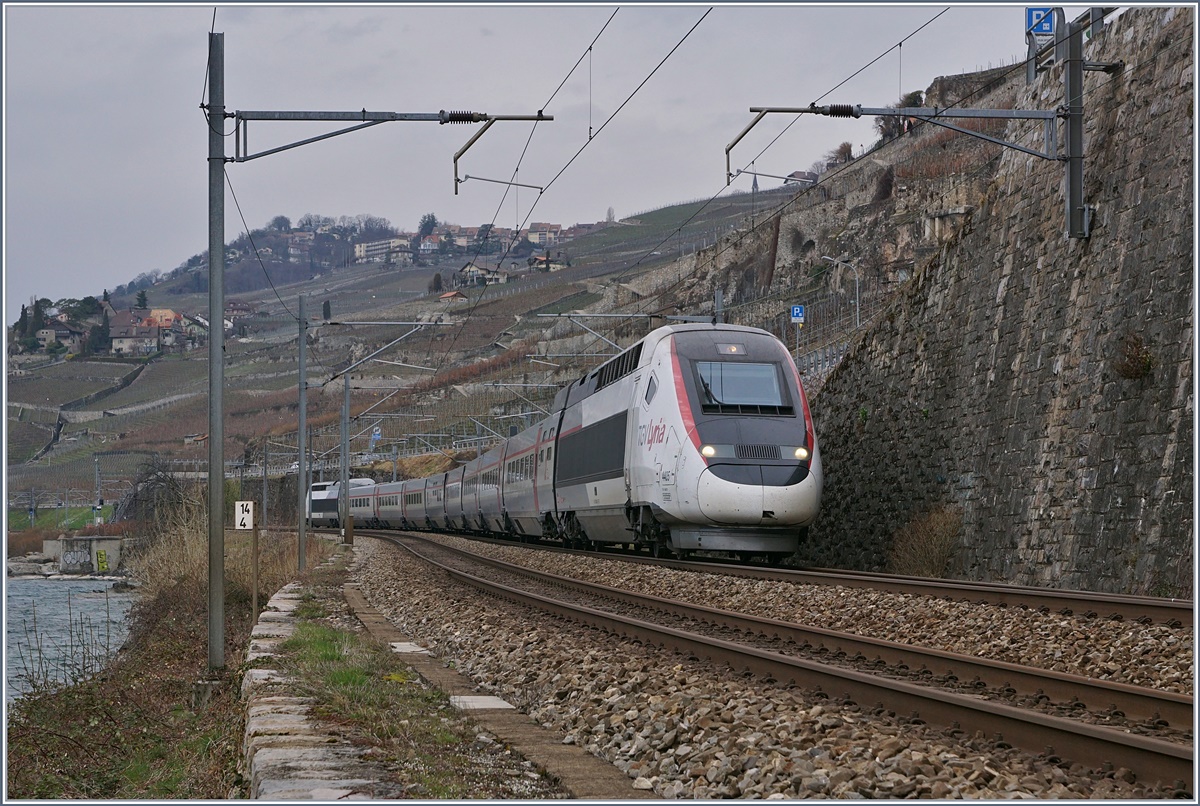 Seit 1981 bzw. 1983 verkehren zwischen Paris Gare de Lyon und Gen�ve, bzw Lausanne TGV Z�ge. Der Erfolg gab der Idee Aufschwung, das Netz zu erweitern und so fuhren erst in der Wintersaison, sp�ter vereinzelt in der Sommersaison wenige TGV Z�ge bis nach Brig. 
Heute, am 4. M�rz verkehrt der letzte TGV nach Brig, der TGV LYRIA 9263; die Saison ist zu Ende und ab 23. April k�nnen nur noch ETCS konforme Z�ge zwischen Lausanne und Villeneuve verkehren.
4. M�rz 2017
