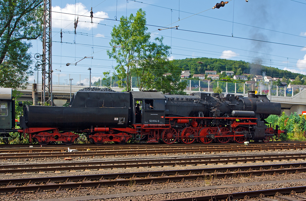
Seitenansicht der 52 8134-0, ex DB 052 134-4, ex DR  052 134-4, ex DR 52 8134-0 der Eisenbahnfreunde Betzdorf (EFB) am 12.07.2014 beim Hbf Siegen. Die Lok und der Zug werden für die morgige Fahrt vorbereitet. 

Die Lok war, bedingt durch die Wiedervereinigung, eine der letzten Normalspurigen Dampfloks der DB. Zudem war sie als DB 052 134-4 eine der wenigen wahren 52er der DB (BR 52.80). Die Lok wurde 1965 aus der 1943 bei der Lokfabrik Wien-Floridsdorf (Fabriknummer 16591) gebauten 52 7138 rekonstruiert.
