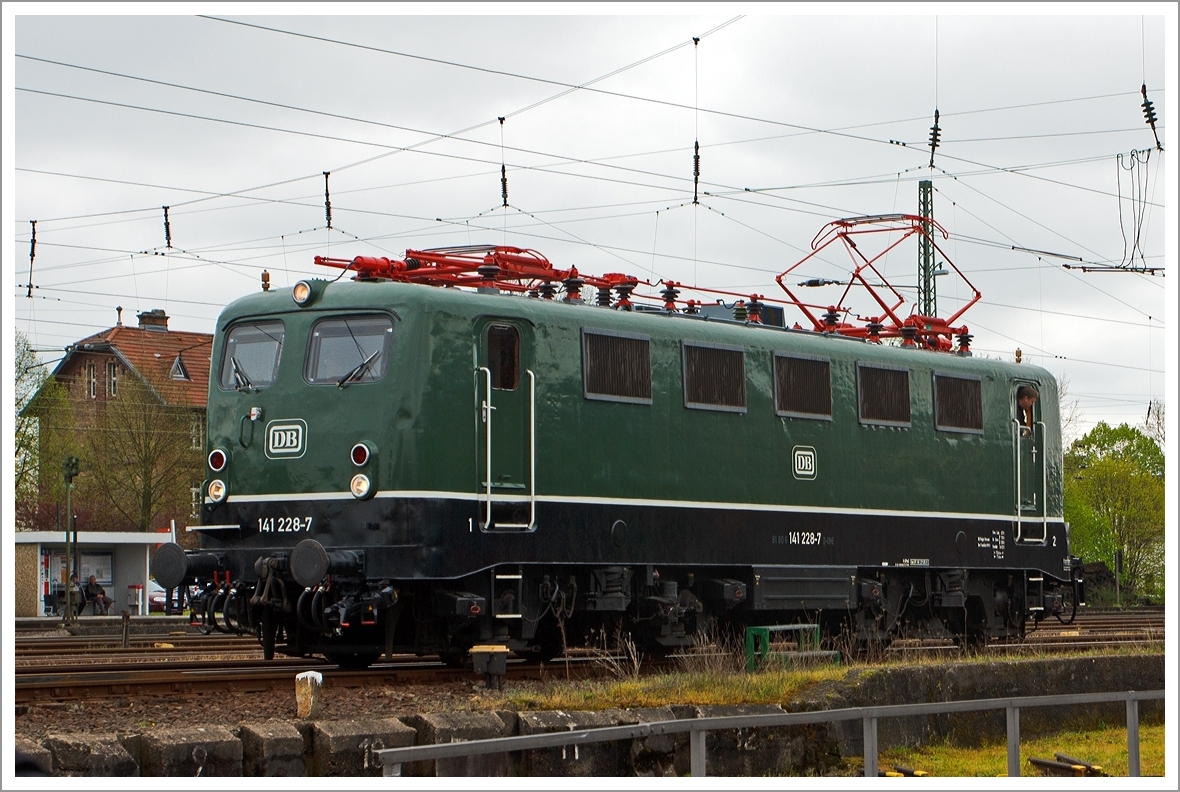 Seitenansicht: 
Die 141 228-7, ex E 41 228, am 28.04.2013 beim Eisenbahnmuseum Darmstadt-Kranichstein, sie ist eine Dauerleihgabe der DB-Regio AG ans Museum.
Sie hat kompl. NVR-Nummer 91 80 6141 228-7 D-DME.

Die E 41 wurde Henschel 1962 unter der Fabriknummer 30431 gebaut, die elektrische Ausrüstung ist von BBC.

Technische Daten:
Achsanordnung:   Bo´Bo´   
Dienstgewicht:  66,4 t   
Achslast: 16,6 t   
Höchstgeschwindigkeit (zul.):   120 Km/h   
Anfahrzugkraft aus Stillstand: 22 t   
Nennleistung:  2.400 kW (3.264 PS)   
Anzahl Fahrmotoren  4   
Antriebsart: Gummiringfeder mit einseitigem Stirnradgetriebe   
Länge über Puffer:  15.620 mm   
Drehzapfenabstand:   7.300 mm   
Achsstand in den Drehgestellen:  3.200 mm   
Kleinster befahrbarer Radius:  100 m   
Stromsystem:  Einphasen-Wechselstrom 15 000 V, 16 2/3 Hz   
 
Beschaffungskosten:  ca. 990.000,00 DM
Gebaute Anzahl: 451 Stück
Herstellerwerke (mechanischer Teil): Henschel, Krauss-Maffei, Krupp 
Herstellerwerke (elektrischer Teil): AEG, BBC, SSW 

Allgemeines zur E41


Die E-Lok-Baureihe 141 wurde für den Personenverkehr bestellt. Die BR 141 war die leichteste unter den Einheitsloks. Von der 141 wurden zwischen 1956 und 1971 insgesamt 451 Lokomotiven beschafft. Alle Lokomotiven besaßen eine Wendezugsteuerung. 
Beim Entwurf der E41 legte man großen Wert auf eine möglichst preiswerte Ausführung (im Vergleich zu den anderen Einheitslokomotiven), schließlich war eine große Bauserie geplant. Es gelang, die Beschaffungskosten etwa ein Drittel kostengünstiger zu halten als jene der Serien-E10 und E40.


Allgemeines zum Einheitselektrolokomotiv-Programm

Als Einheitselektrolokomotiven werden die Baureihen E10, E40, E41 und E50 (ab 1968 Baureihe 110, 140, 141 und 150), die die Deutschen Bundesbahn ab 1952 bis in die 1970er Jahre beschaffte. Dazu gehören natürlich auch die Unterbaureihen 112, 113, 114, 115 und 139. Um die Ersatzteilhaltung so niedrig wie möglich zu halten, haben die Baureihen untereinander viele gemeinsame Bauteile. Aus diesem Grund spricht man hier von Einheitsloks.

Eigentlich hatte der zuständige Fachausschuss der Deutschen Bundesbahn 1950 beschlossen zwei Grundtypen von Elektrolokomotiven mit weitgehend standardisierten Bauteilen zu beschaffen. Es sollten eine sechsachsige Güterzuglok auf Basis der Baureihe E 94 und eine vierachsige Mehrzwecklokomotive angelehnt an die Baureihe E 44 sein. Die Mehrzwecklok erhielt zunächst den Arbeitstitel E 46, wurde jedoch in E 10 umbenannt, nachdem sie durch Erhöhung der geforderten Höchstgeschwindigkeit formell eine Schnellzug-Lokomotive wurde. 

Das Versuchsprogramm ergab, dass zwei Typen von E-Loks nicht ausreichen würden, um allen Leistungsanforderungen gerecht zu werden. Das Typenprogramm wurde daher überarbeitet und enthielt in der neuen Fassung, angepasst auf ihr Leistungsgebiet, entstanden dann die folgenden Baureihen:

E10 - Schnellzuglok

E40 - Güterzuglok

E41 - Nahverkehrs- und leichte Güterzuglok

E50 - schwere GüterzuglokSchnellzuglok 

Folgende Unterbaureihen 112, 113, 114, 115 und 139 gehören auch zu den Einheitselektrolokomotiven.
Die BR 112 entstand aus der E 10.12,  diese hatten Henschel-Schnellfahrdrehgestellen und Getriebe für bis zu 160 km/h. Die nachfolgenden 20 Maschinen hatten nur modifizierte Seriendrehgestelle der 110, diese Loks wurden 1988 in die Baureihe 114 umgezeichnet. Die verbliebenen, mit den Henschel-Schnellfahrdrehgestellen ausgerüsteten Lokomotiven der Baureihe 112 wurden 1991 in die Baureihe 113 umgezeichnet.
Die BR 115 sind Loks der DB AutoZug, sie entstanden durch Umzeichnung von Lok der BR 110 und 112.

Baureihe 139 entstand 1968 durch das neue EDV-Nummernschema aus der E 40.11, diese haben eine elektrische Widerstandsbremse (die E 40 / BR 140 sind ohne elektrische Widerstandsbremse).

Die Baureihe 151 ist eine Ergänzung der Baureihe 150, um diese zu unterstützen. Da eine Neuentwickelung aber zu teuer geworden wäre, und zu lange gedauert hätte, hat man beschlossen Komponenten der Einheitslokomotiven zu verwenden. Auch bei der Baureihe 111 wurden 70% der Bauteile von den Einheitsloks verwendet, so kann man diese auch fast als Einheitslok bezeichnen, da sie in gewisser Weise artverwandt mit ihr ist.

Nicht als Einheitselektrolokomotiven sind die Mehrsystemlokomotiven der Baureihe E 320 (182), trotz starker äußerlicher Ähnlichkeiten mit diesen, als solche zu bezeichnen, da sie sich in nahezu allen Hauptbauteilen des elektrischen und des mechanischen Teils von diesen unterscheiden.
Auch nicht die Zweifrequenz-Versuchslok E 344 01 (183 001), sie hatte nur den Lokkasten auf Basis der E 41 (241). Die Drehgestelle, Brückenrahmen und Fahrmotoren stammen von ehemaligen E 244ern. Die an den Drehgestellen befindlichen Pufferbohlen verlieh der Maschine ein unverwechselbares Äußeres