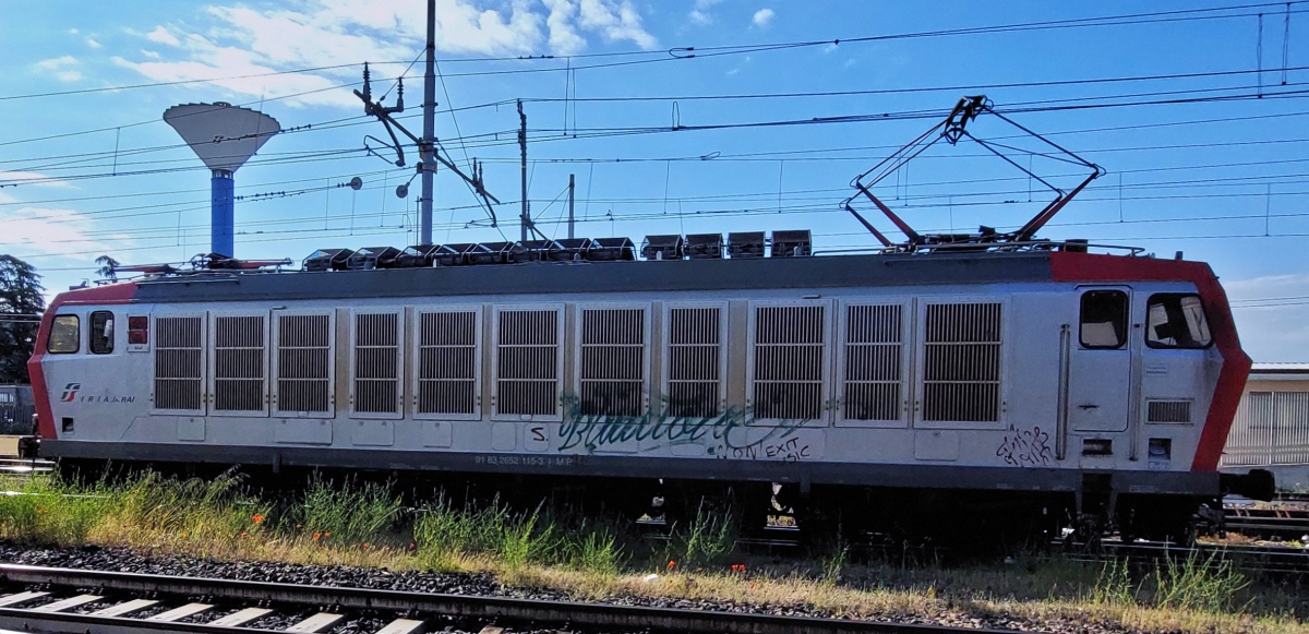 Seitenansicht der Lok 652 115-3 im Bahnhof von Verona. 05.2025 (Handyfoto Janne)