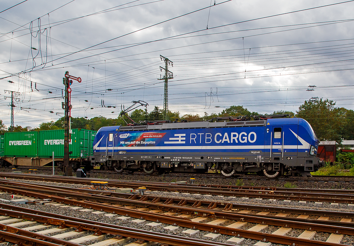 
Seitenporträt - Die für die RTB CARGO fahrende 193 792-9 (91 80 6193 792-9 D-ELOC) fährt am 04.09.2020 mit einem Containerzug durch Koblenz-Lützel in Richtung Norden.

Die Vectron MS - 6.4 MW wurde 2018 von Siemens in München unter der Fabriknummer 22497 gebaut. Sie hat die Zulassungen für D/A/H/PL/CZ/SK/RO/NL