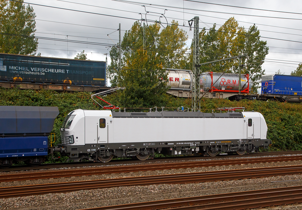 
Seitenportrait einer Vectron AC....
Die von der Railpool GmbH an die NIAG (Niederrheinische Verkehrsbetriebe AG) vermietete 193 815 (91 80 6193 815-8 D-Rpool), eine Vectron AC, fährt am 07.10.2015 mit einem NIAG-Kohlenzug durch Köln-Gremberg, in Richtung Norden. Hier aufgenommen vom Bahnsteig am Hp Köln-Steinstraße. 

Die Lok wurde 2015 von Siemens in München unter der Fabriknummer 21987 gebaut. Die 6,4 MW starke Lok hat die Zulassungen (160 km/h) für Deutschland, Österreich, Ungarn und Rumänien.